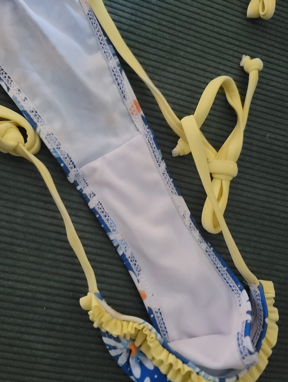 Retro Style Daisy Ruffle Bikini Set Size Small - Picture 4 of 9